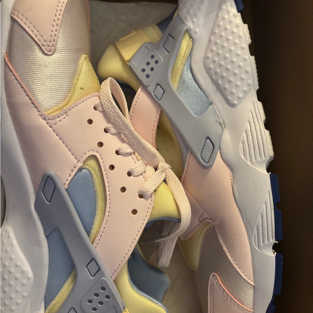 Nike Pink,Blue ,and Yellow Nike Huarache Run. Excellent condition